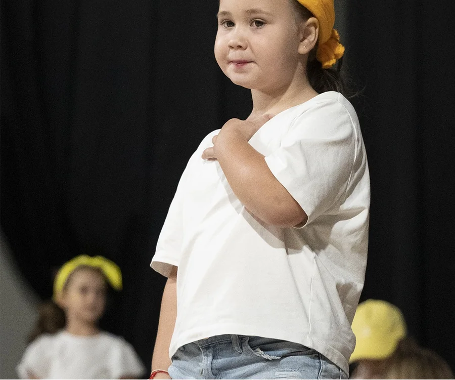 Pequeñas artistas que crecen sobre el escenario — Let's Dance