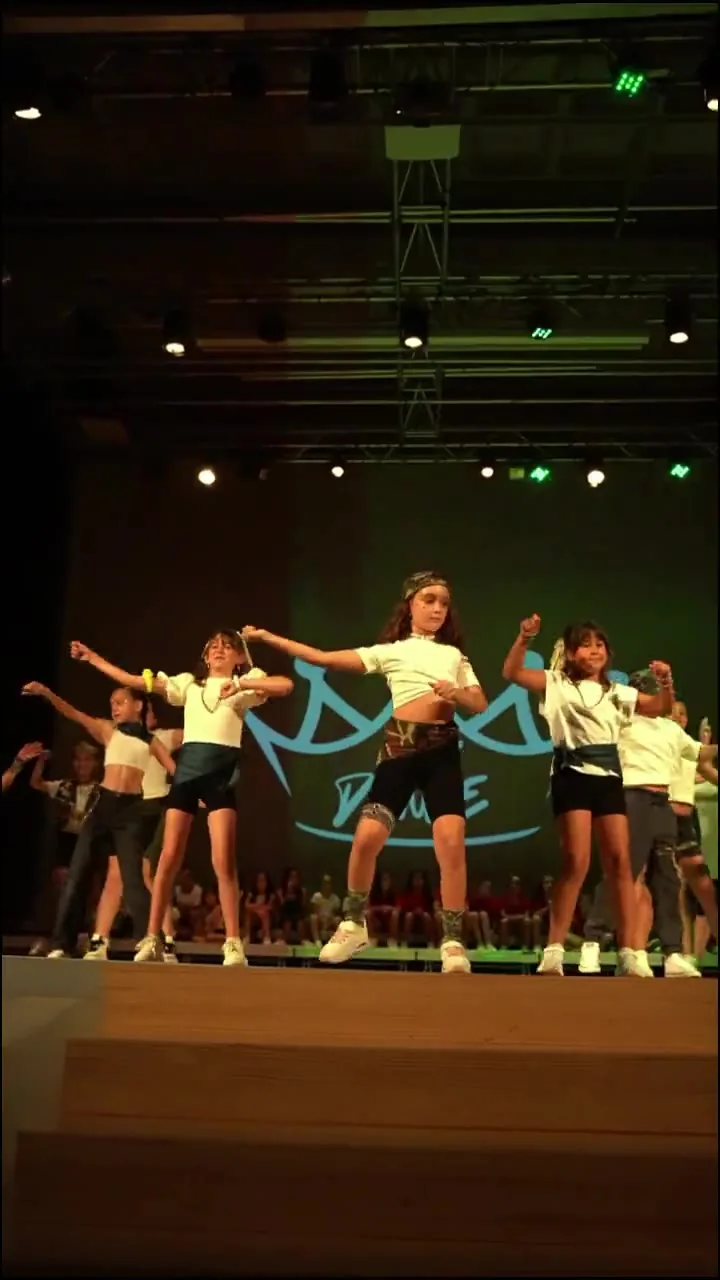 Miniatura del vídeo: Actuación en grupo